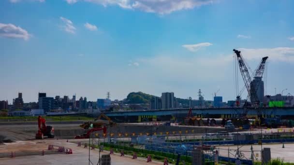 Un timelapse de grúas móviles en la inclinación de tiro amplio durante el día en construcción — Vídeos de Stock