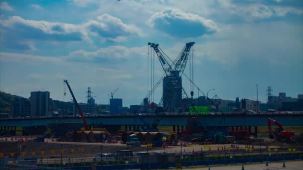 Un laps de temps de grues mobiles à la diurne en construction — Video