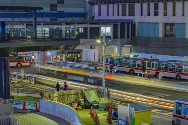 Shibuya İstasyonu yakınlarındaki neon sokağının gece görüntüsü.