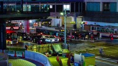 Shibuya İstasyonu yakınlarındaki neon sokağının gece görüntüsü.