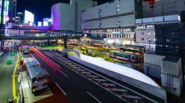 Shibuya İstasyonu yakınlarındaki neon sokağının gece görüntüsü.