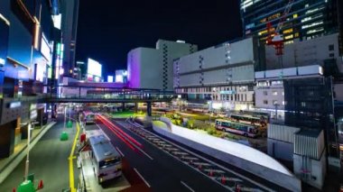 Shibuya İstasyonu yakınlarındaki neon sokağının gece çekim saati.