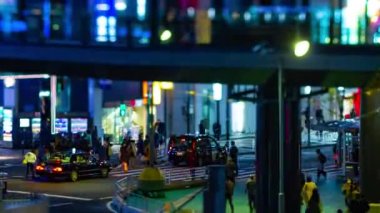 Shibuya İstasyonu yakınlarındaki minyatür neon sokağının gece zoom 'u.