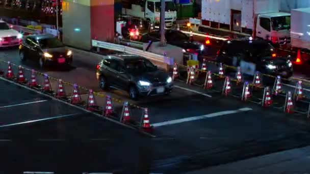 Un timelapse notturno della strada al neon vicino alla stazione Shibuya panning long shot — Video Stock