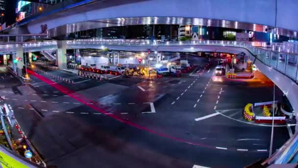 Noční čas z neonové ulice poblíž stanice Shibuya ryby oko střílel panning — Stock video