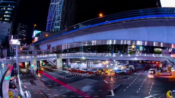 En natt timelapse av neon gatan nära Shibuya station fisk öga skott panorering — Stockvideo