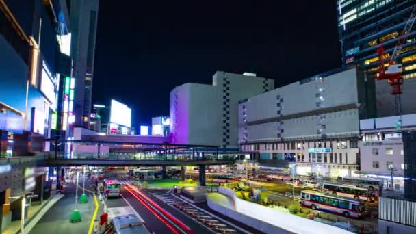 Noční čas z neonové ulice poblíž stanice Shibuya široký záběr pánve — Stock video