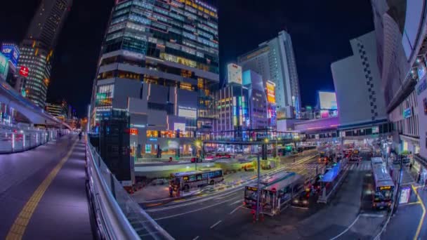 Nocny timelapse neonowej ulicy w pobli ¿u Shibuya stacja oko ryby strzał pochylenie — Wideo stockowe