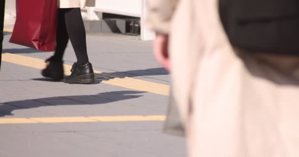 Una cámara lenta de partes del cuerpo de personas caminando en la ciudad urbana de Shibuya — Vídeo de stock