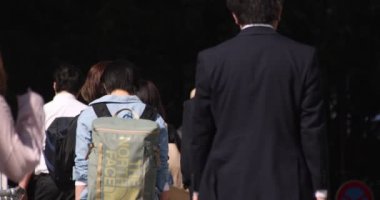 Shibuya 'daki şehir şehrinde yürüyen insanların yavaş çekimleri.