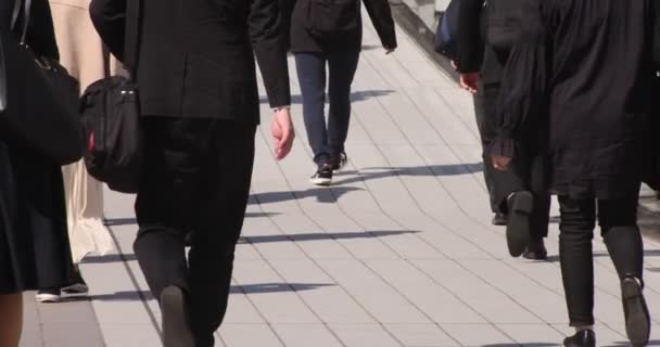 Een langzame beweging van lichaamsdelen van wandelende mensen in de stad Shibuya — Stockvideo