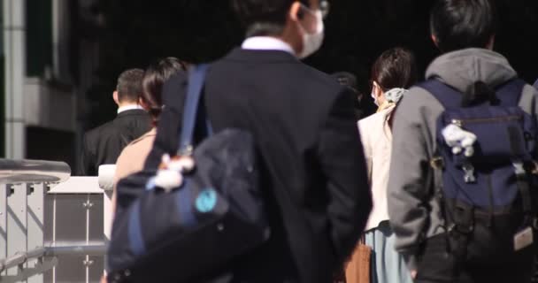 Un ralenti de la marche des gens à la ville urbaine de Shibuya — Video