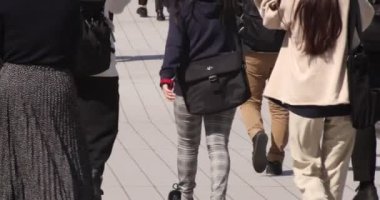 Shibuya kentindeki yürüyen insanların vücut parçalarının yavaş çekimleri.