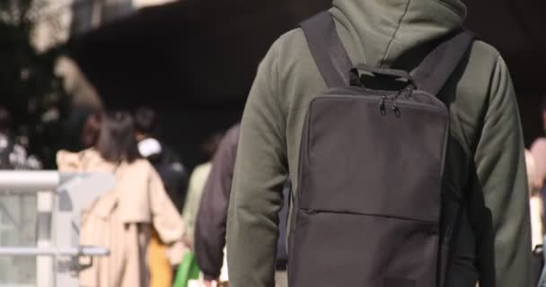 Um movimento lento de pessoas andando na cidade urbana em Shibuya — Vídeo de Stock