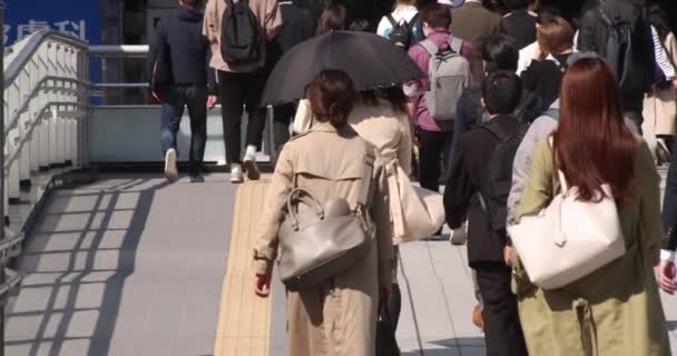 Shibuya 'daki şehir şehrinde yürüyen insanların yavaş çekimleri. — Stok video