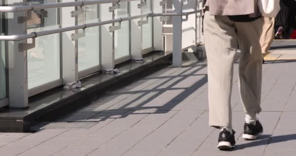 Lambat gerak bagian tubuh orang berjalan di kota perkotaan di Shibuya — Stok Video