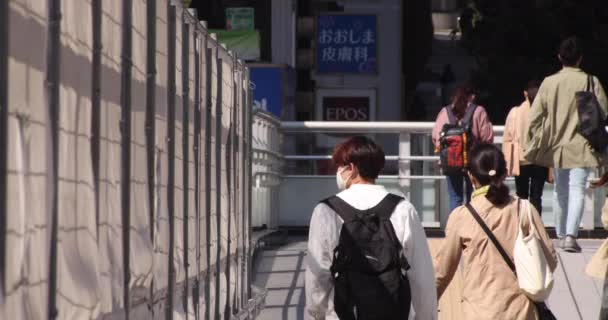 Un ralenti de la marche des gens à la ville urbaine de Shibuya — Video