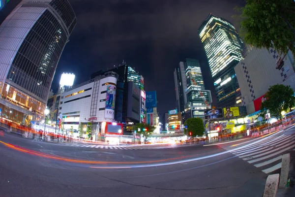 Karanlık Shibuya gece karşıya geçiyor. — Stok fotoğraf