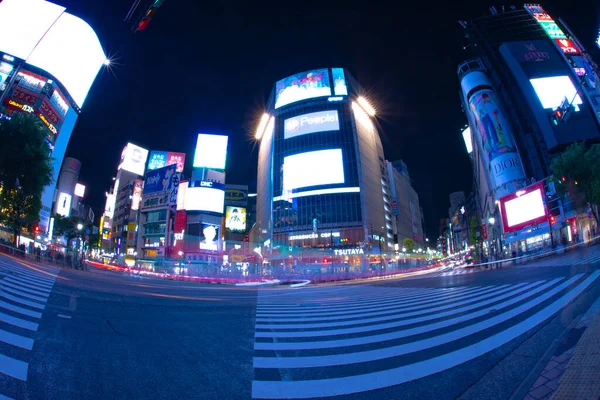 Shibuya geçidinde neon pano ve LED görüntüler var. — Stok fotoğraf