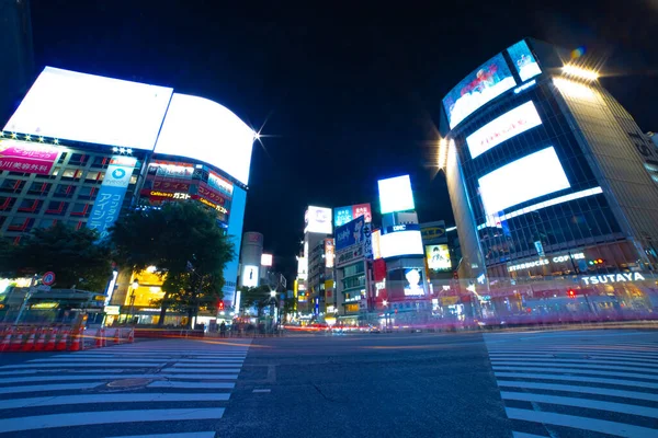Neon skylt och LED-displayer vid Shibuya korsning på natten — Stockfoto