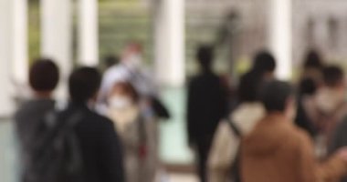 Shinagawa kentindeki yürüyen ofis çalışanlarının ağır çekimde dikkatleri dağıldı.