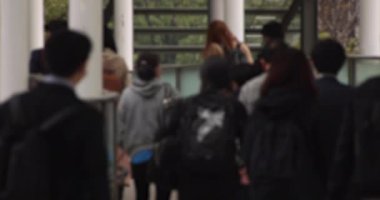 Shinagawa kentindeki yürüyen ofis çalışanlarının ağır çekimde dikkatleri dağıldı.