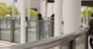 Shinagawa kentindeki yürüyen ofis çalışanlarının ağır çekimde dikkatleri dağıldı.