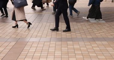 Shinagawa kentindeki yürüyen ofis çalışanlarının vücut parçaları yavaş çekimde.