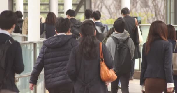 Een langzame beweging van wandelende kantoormedewerkers in de stad Shinagawa — Stockvideo