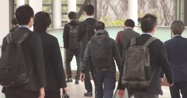 Una cámara lenta de trabajadores de oficina ambulantes en la ciudad urbana de Shinagawa — Vídeo de stock