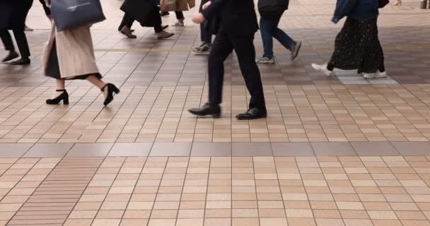 Powolny ruch części ciała spacerujących pracowników biurowych w mieście miejskim w Shinagawa — Wideo stockowe
