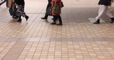Shinagawa kentindeki yürüyen ofis çalışanlarının vücut parçaları yavaş çekimde.