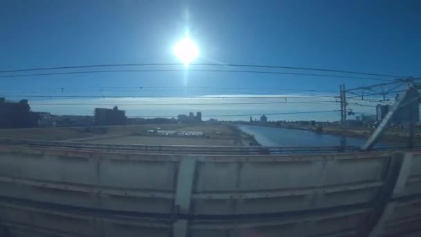 Una vista lateral del tren expreso plano diurno — Vídeos de Stock
