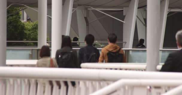 En slow motion av promenerande kontorsarbetare i staden Shinagawa — Stockvideo