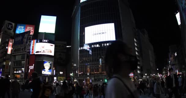 Neon billboard en LED displays bij Shibuya kruising 's nachts — Stockvideo