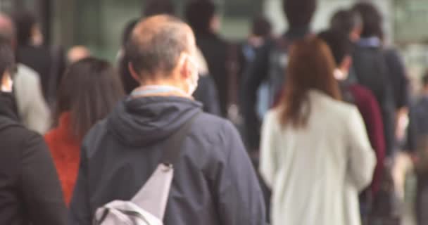 Un lent mouvement de travailleurs de bureau à pied dans la ville urbaine de Shinagawa déconcentré — Video