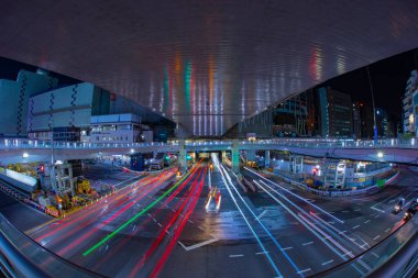 Shibuya 'daki neon sokağının gece görüntüsü.