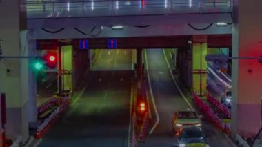 Shibuya yakınlarındaki trafik sıkışıklığının gece zamanı.