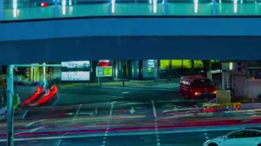 Shibuya 'daki minyatür neon sokağının gece zoom' u.