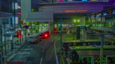 Shibuya tilt neon sokağında bir gece vakti.