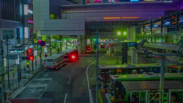 Een avond timelapse van de neon straat in Shibuya tilt — Stockvideo