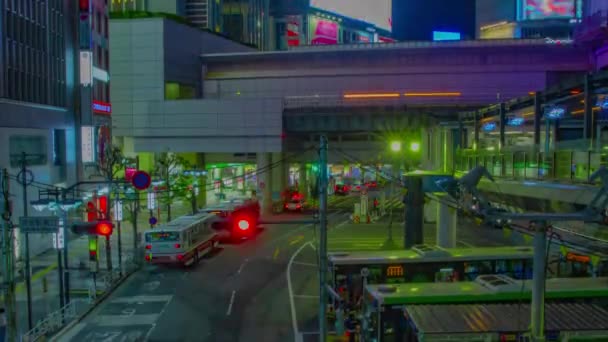 Un lapso de tiempo nocturno de la calle de neón en Shibuya tilt — Vídeo de stock