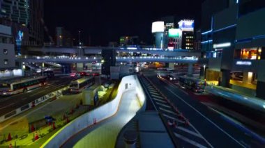 Shibuya 'da neon sokağında bir gece zamanlaması.