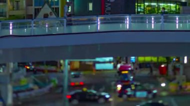Shibuya 'daki minyatür neon sokağının gece vardiyası.
