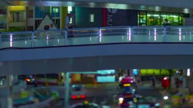 Shibuya 'daki minyatür neon sokağının gece vardiyası.