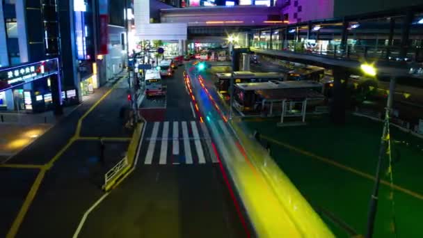 En natt timelapse av neon gatan i Shibuya bred skott panorering — Stockvideo