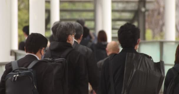 Een langzame beweging van wandelende kantoormedewerkers in de stad Shinagawa — Stockvideo