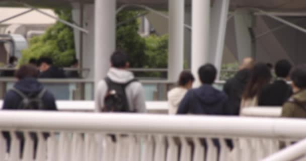 Een langzame beweging van wandelende kantoormedewerkers in de stad Shinagawa deconcentratie — Stockvideo