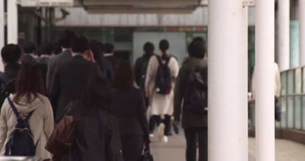 Een langzame beweging van wandelende kantoormedewerkers in de stad Shinagawa — Stockvideo