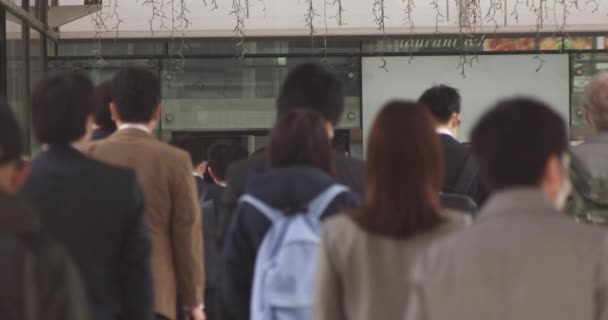 Un ralenti de la marche des employés de bureau dans la ville urbaine de Shinagawa — Video